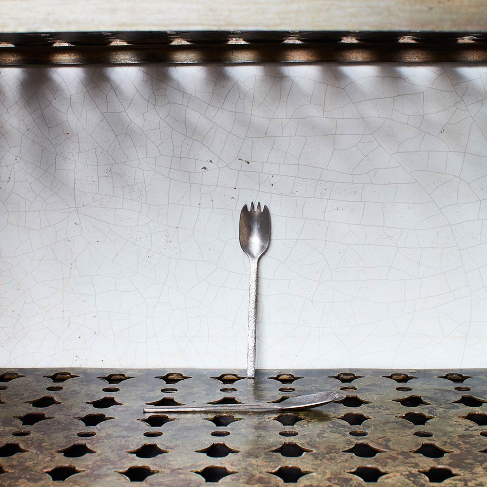 Fourchette apéro en métal martelé - Stonewash - La Nouvelle Table