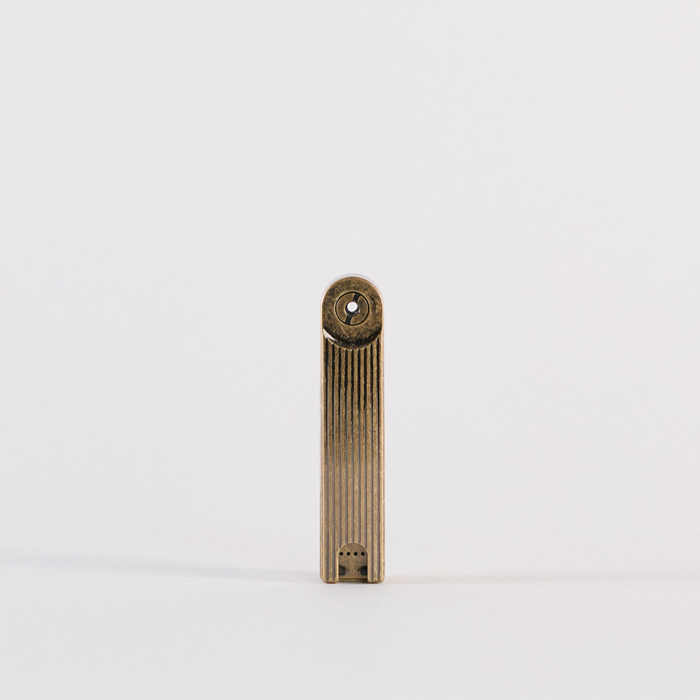 Briquet à arc pivotant