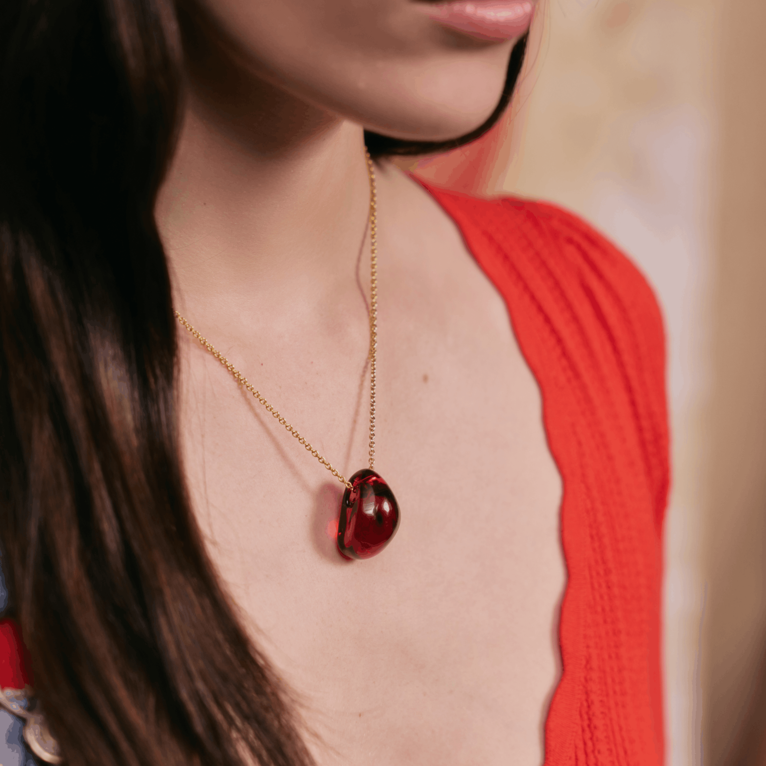PENDENTIF CABOCHON - CRISTAL ROUGE, PLAQUÉ OR JAUNE 18 CARATS