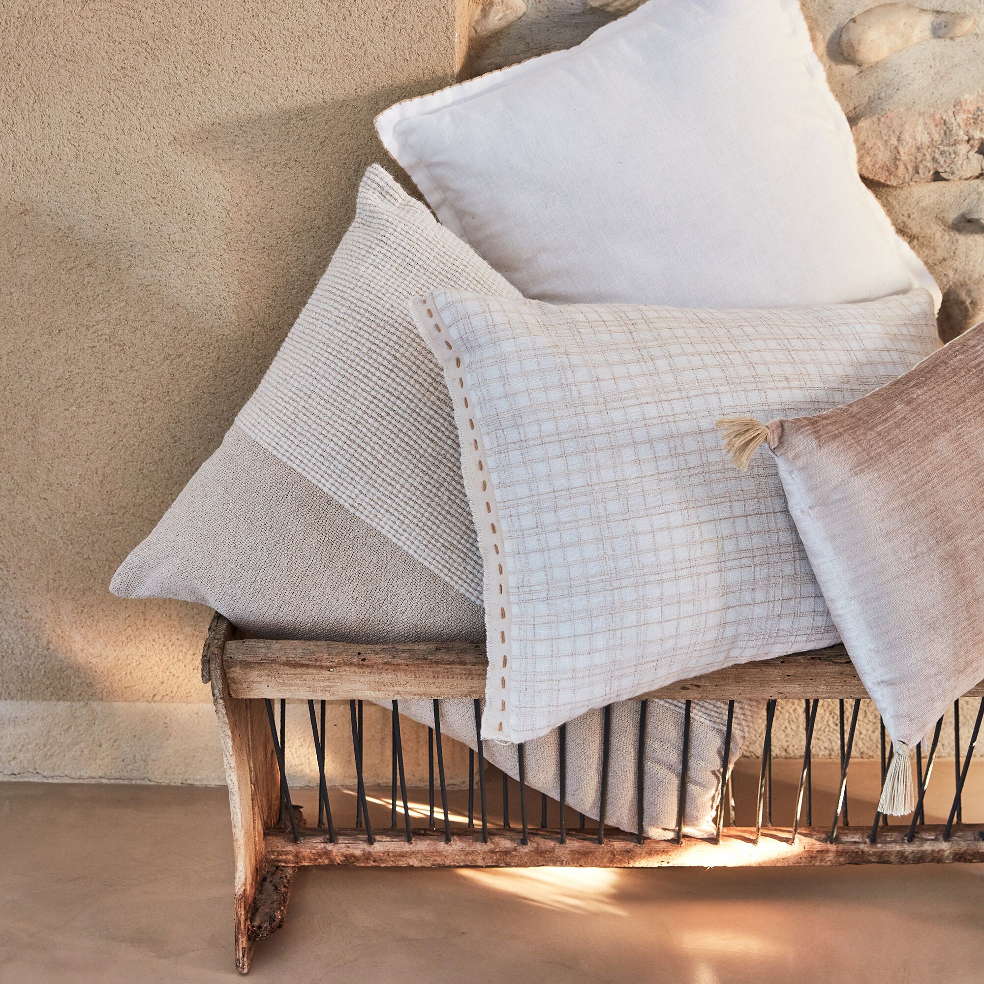 ADIF - Coussin en velours de coton finition pompons 30x50cm - beige