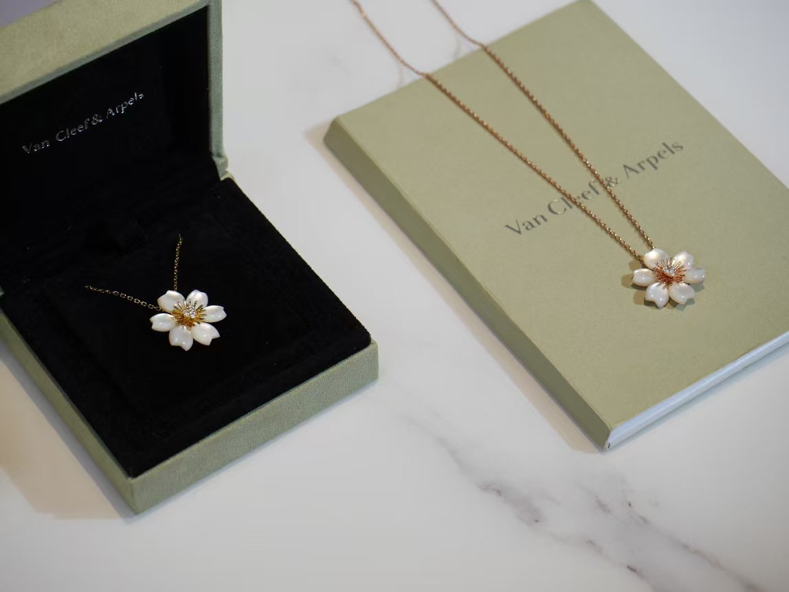 VCA Rose de Noël Pendant Necklace - Mini - Original Replica Club