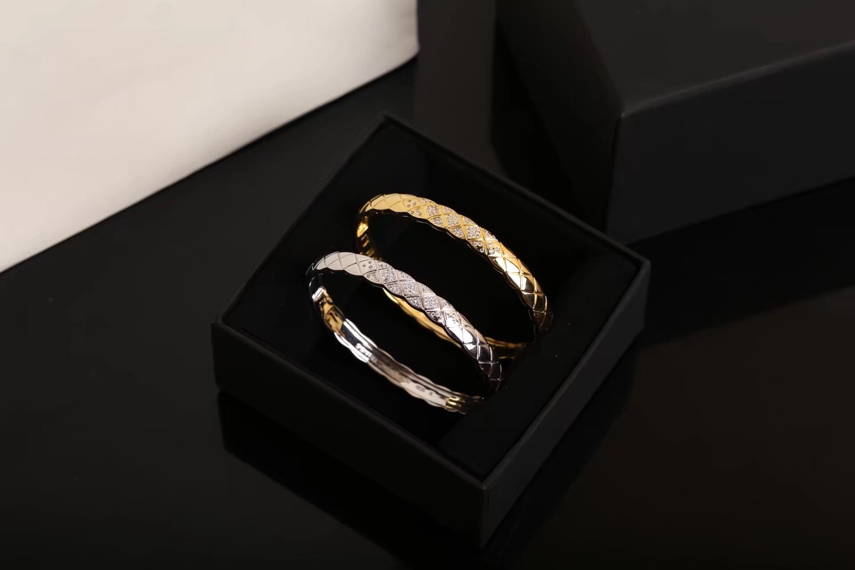 Chanel Diamond Coco Crush Bangle Bracelet - Wide Version - Original Replica Club