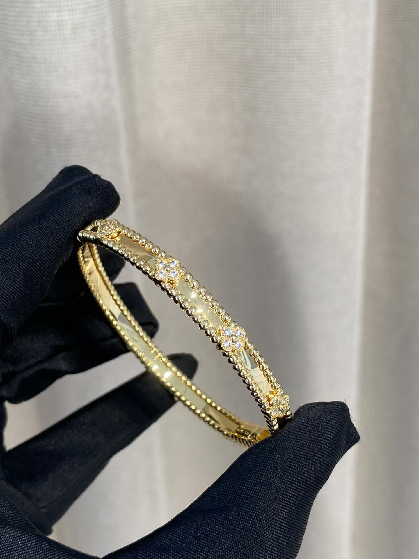 VCA Perlee Sweet Clovers Bracelet Bangle, Medium Model - Original Replica Club