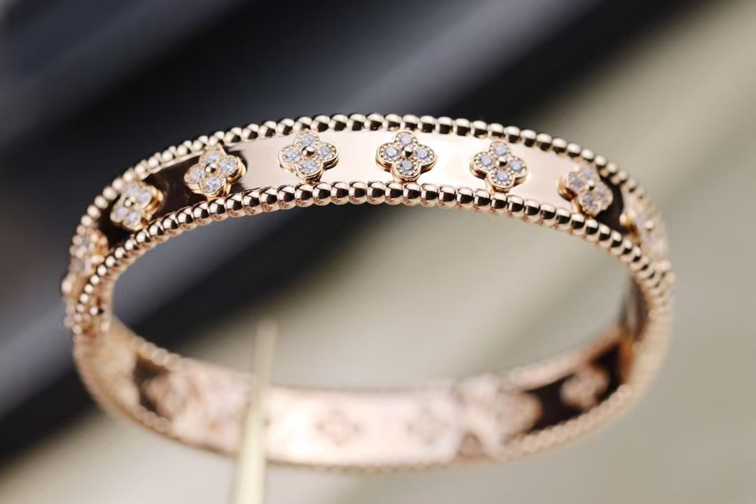 VCA Perlee Clovers Bracelet, Medium Bangle - Original Replica Club