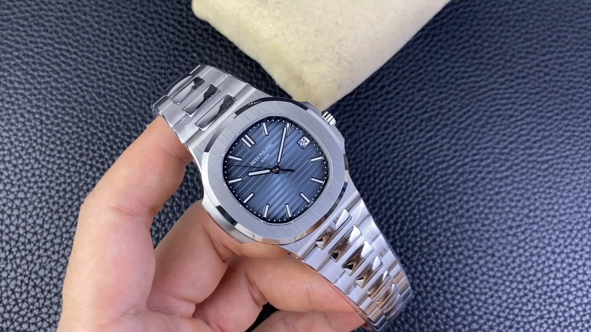 Patek Philippe Nautilus Self Winding Watch 5811 1G 001 Replica Watch