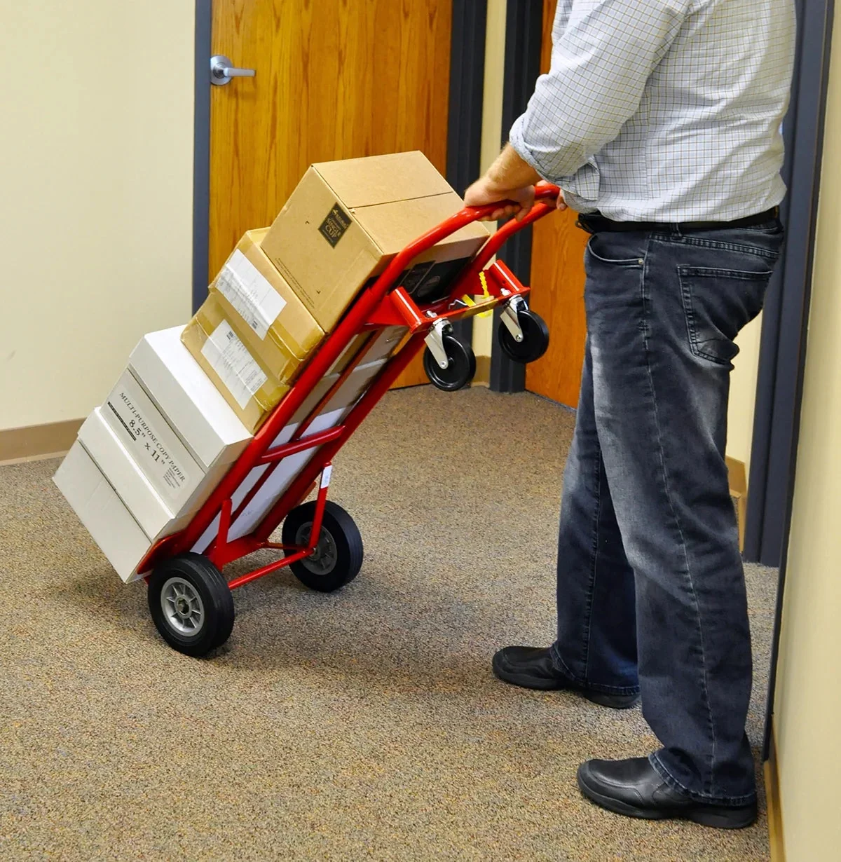 Milwaukee 2-in-1 Convertible Hand Truck, 600 lb Capacity - Image 5 Milwaukee 2-in-1 Convertible Hand Truck, 600 lb Capacity - Image 5