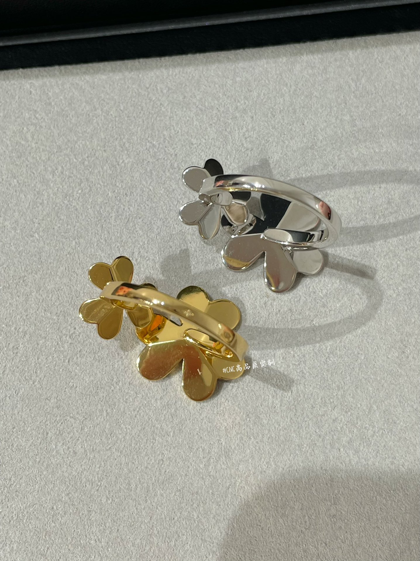 VCA 2 Flowers Frivole Between the Finger Ring - Original Replica Club
