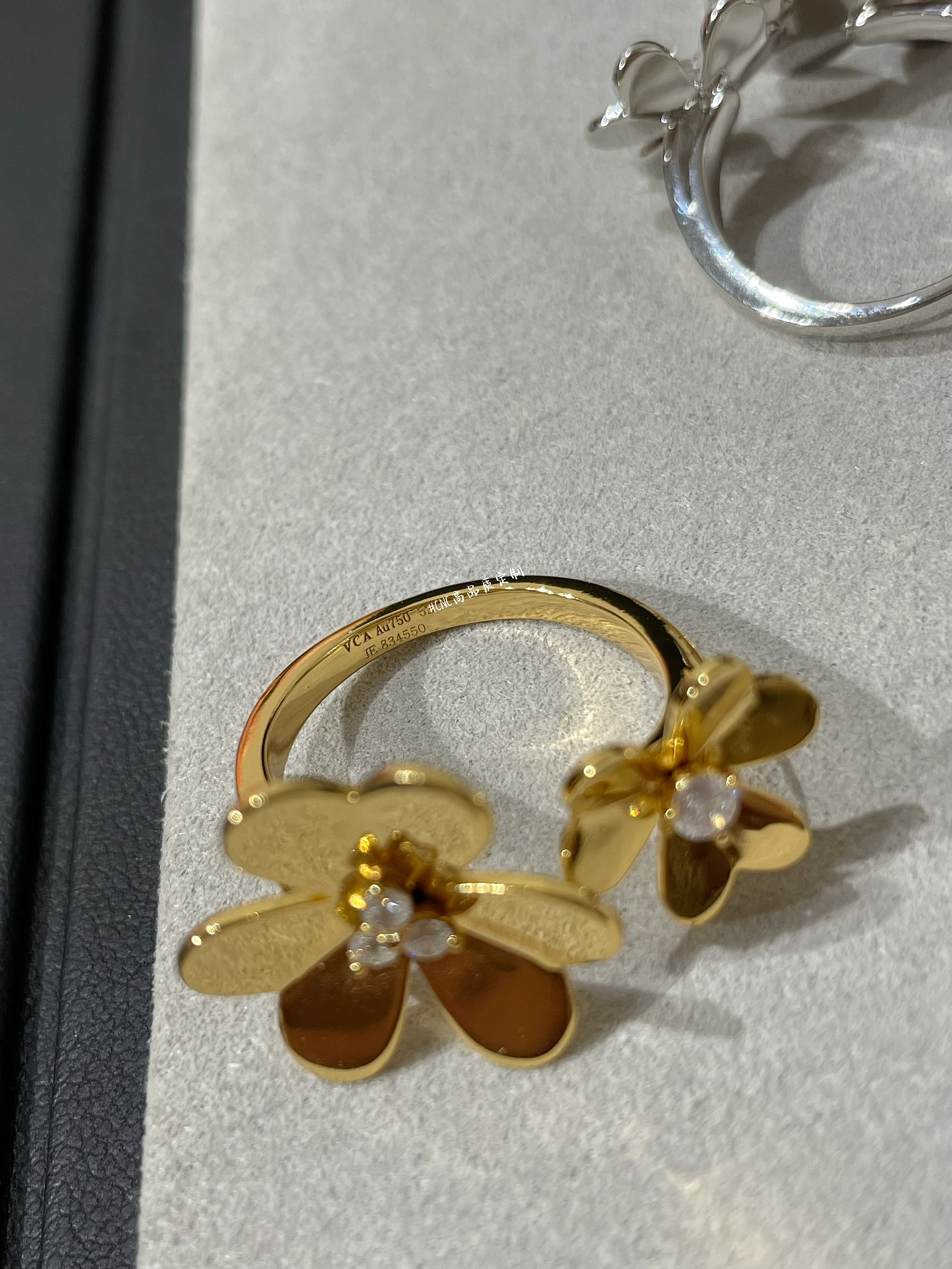 VCA 2 Flowers Frivole Between the Finger Ring - Original Replica Club