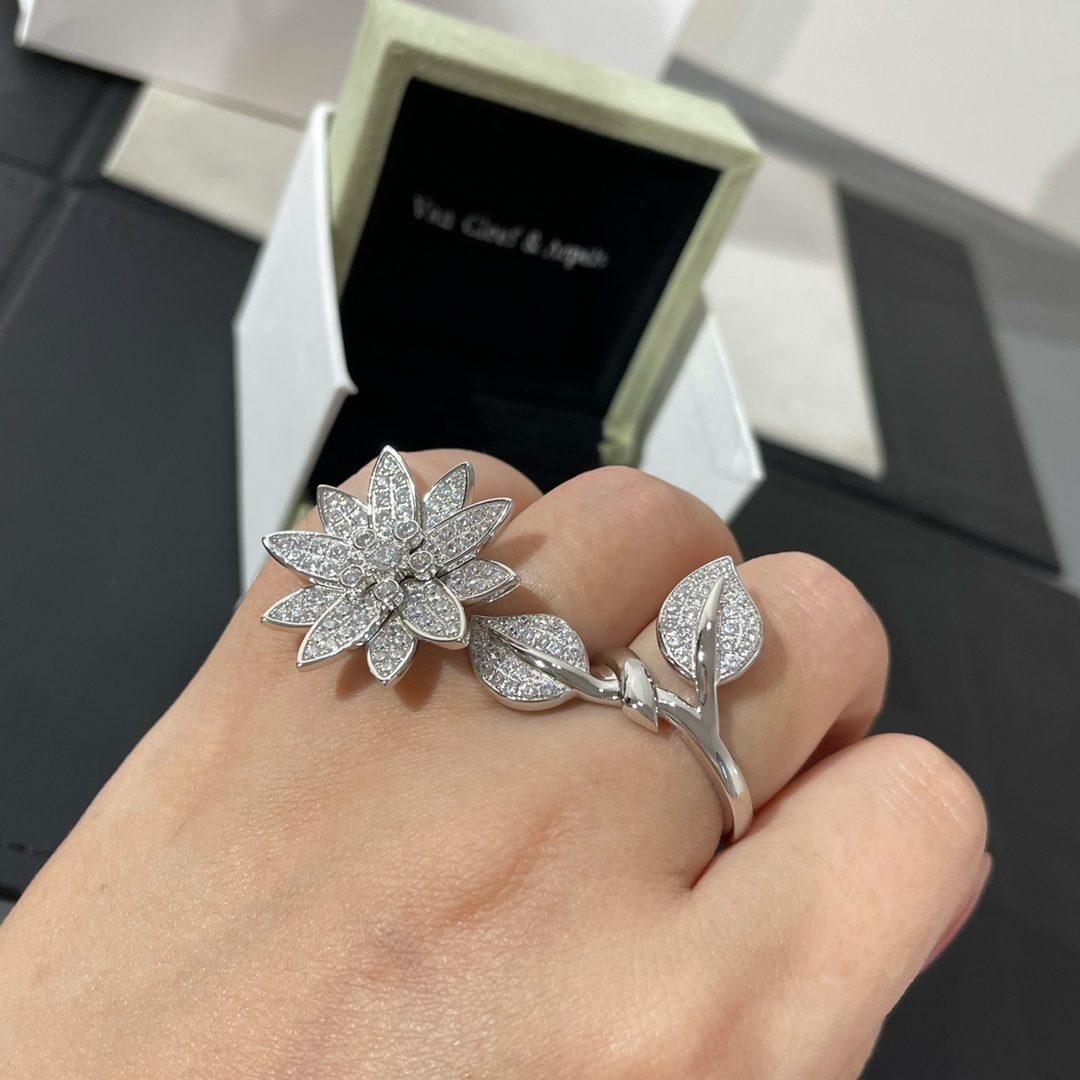 VCA Lotus Between the Finger Ring - Original Replica Club
