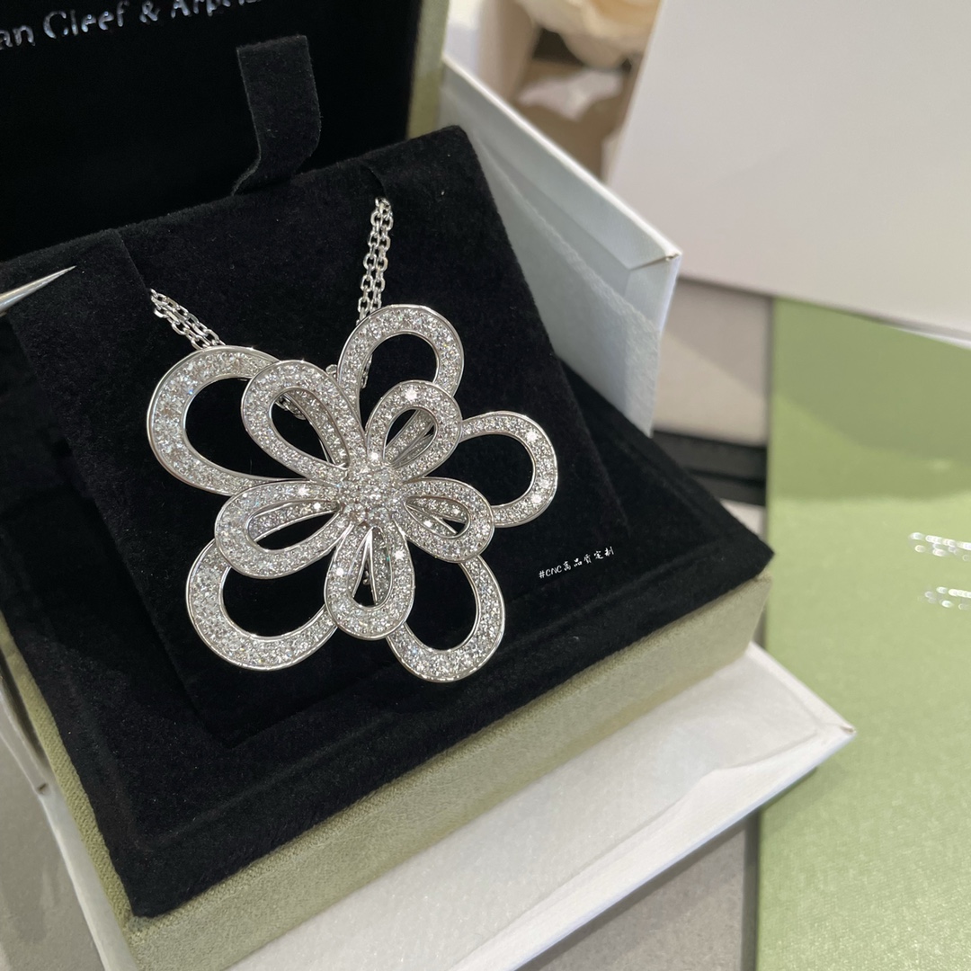VCA Hollow Flower Detachable Pendant Necklace & Brooch 2-in-1 - Original Replica Club