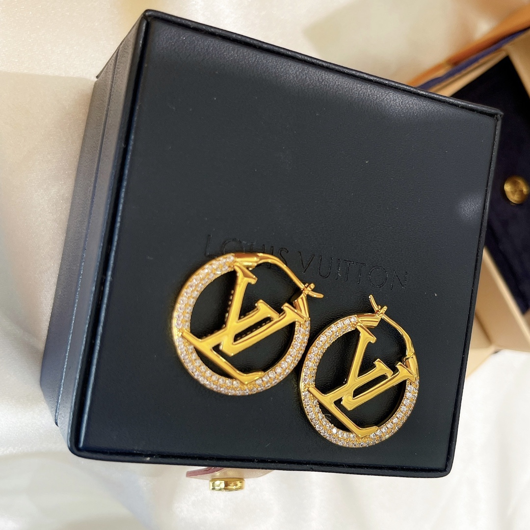 Louis Vuitton Letter Round Stud Earrings - Original Replica Club