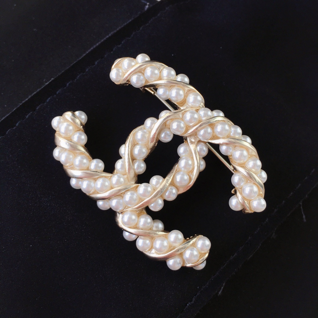 Chanel Pearl Wrap Gold Twist CC Brooch - Original Replica Club