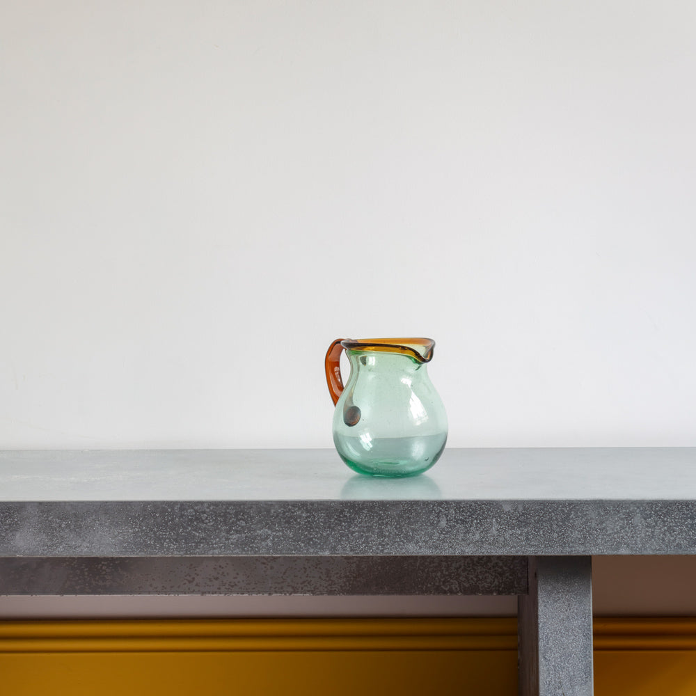 Pichet transparent avec ligne ambre