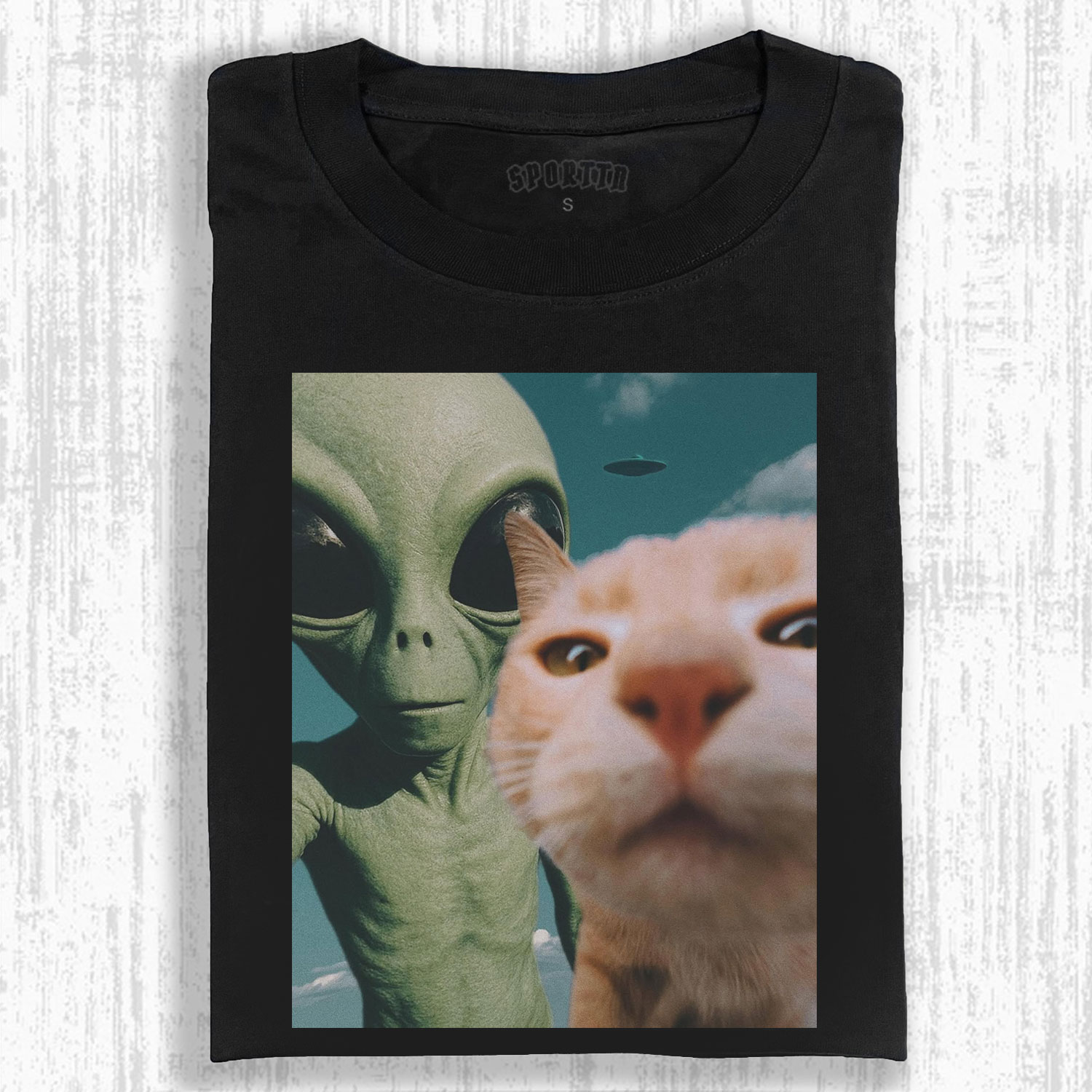 APPEARANCE OF ALIEN AND CAT T-SHIRT