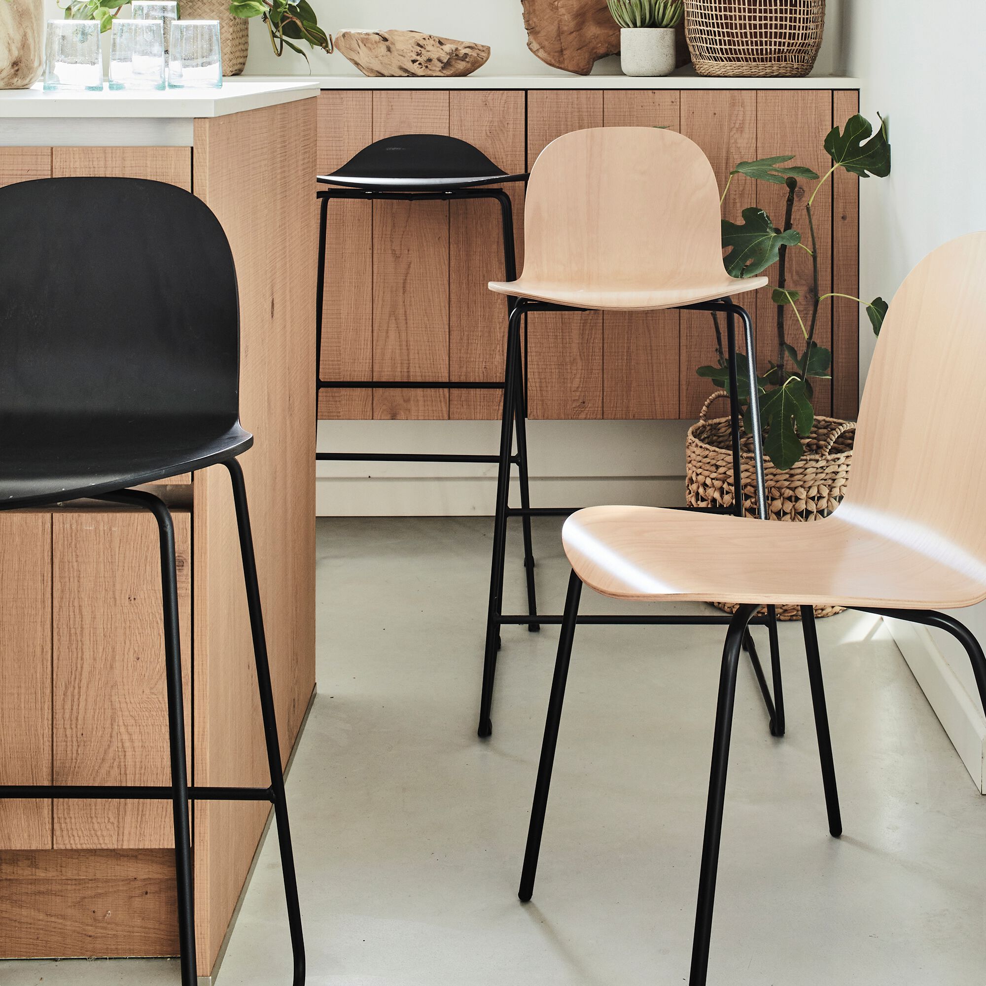 IZA - Tabouret de bar avec coque en contreplaqué moulé de hêtre H66cm - noir