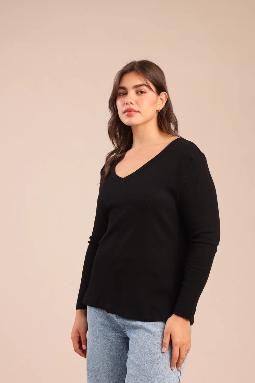 חולצת בייסיק עם צווארון עמוק | PLUS SIZE