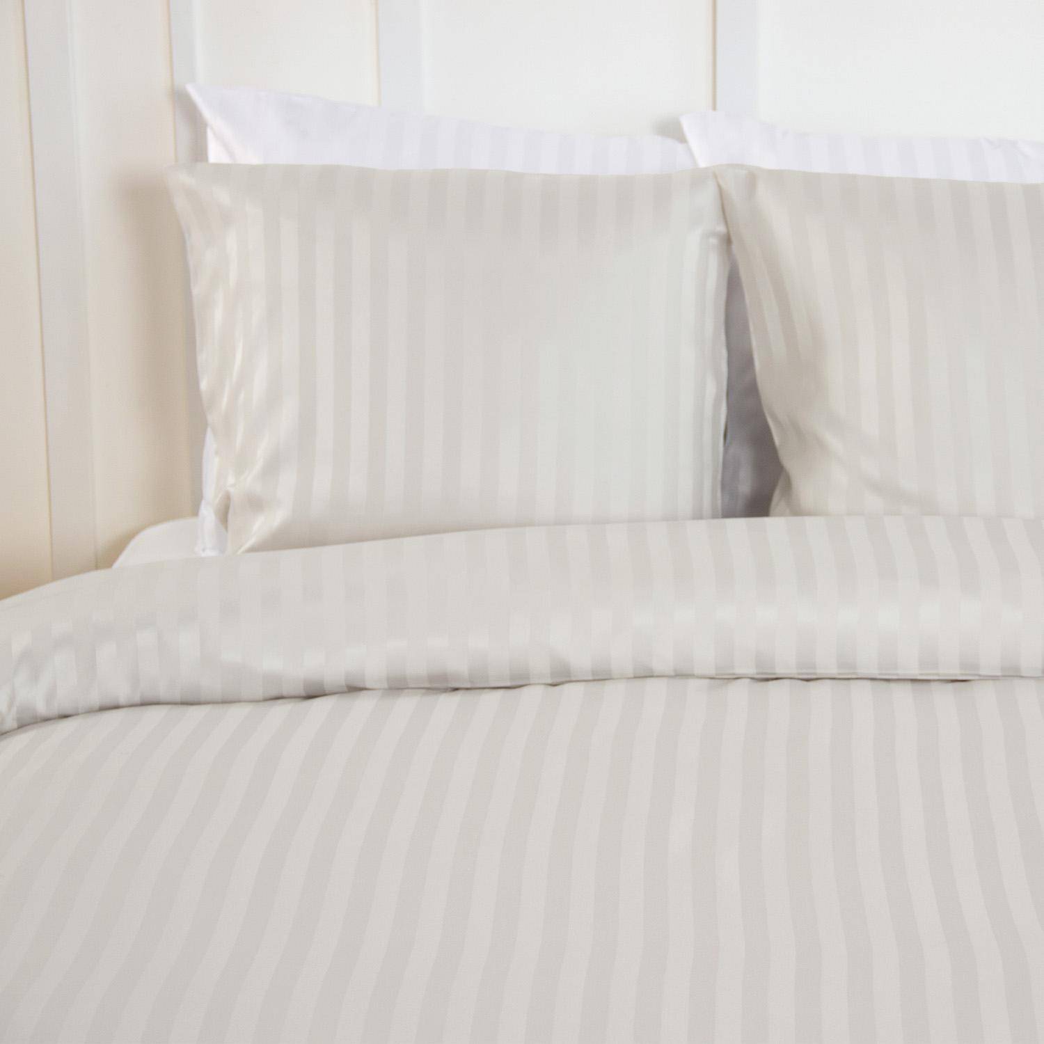 Andrea - Ropa de cama de poliéster efecto satén con finas rayas beige, 2 plazas
