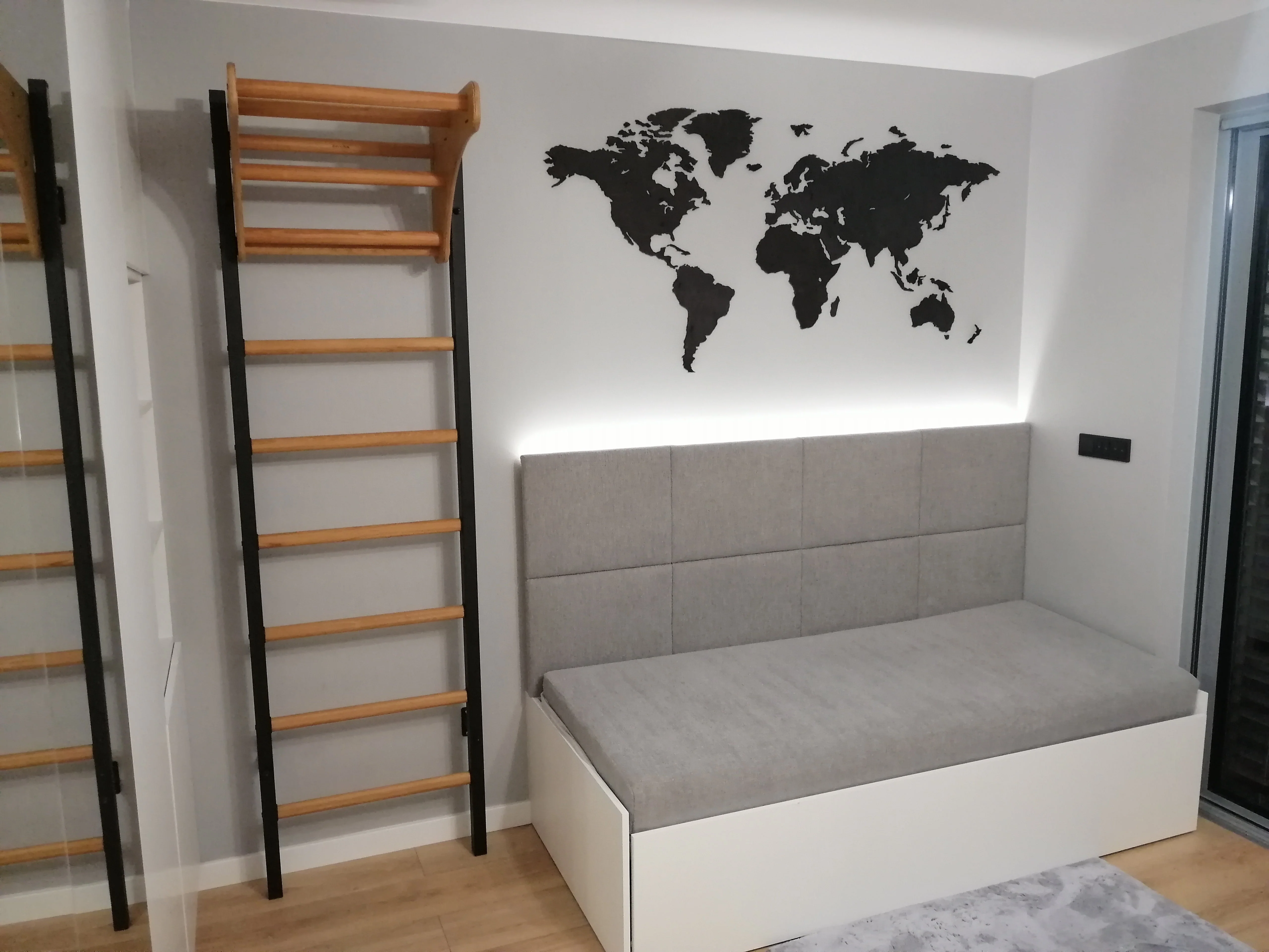 BenchK 211 Black Wall bars with adjustable beech wood pull-up bar - Image 2