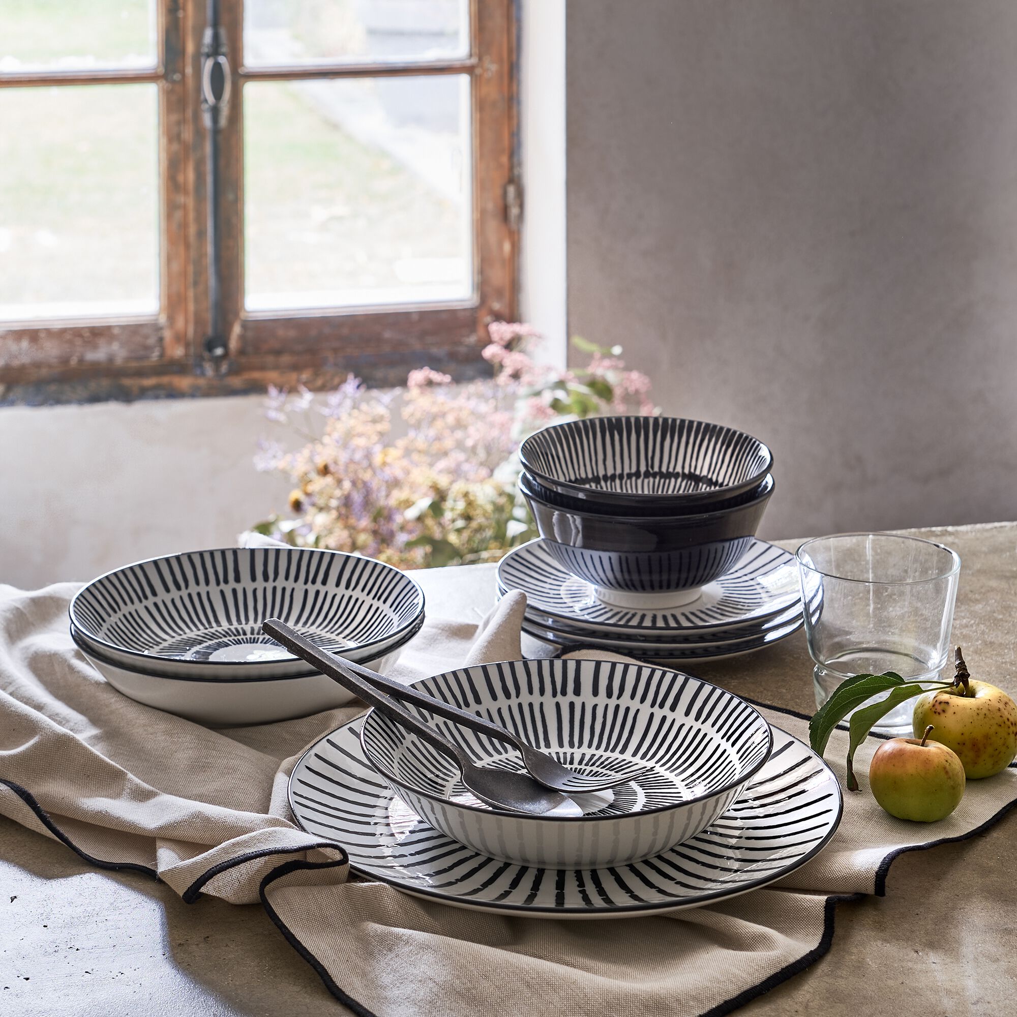 LINIA - Assiette plate en porcelaine D26,5cm - blanc