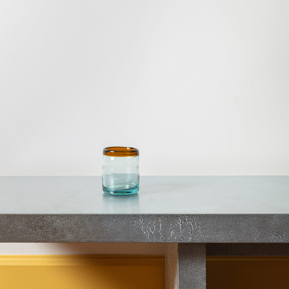 Verre transparent avec ligne ambre