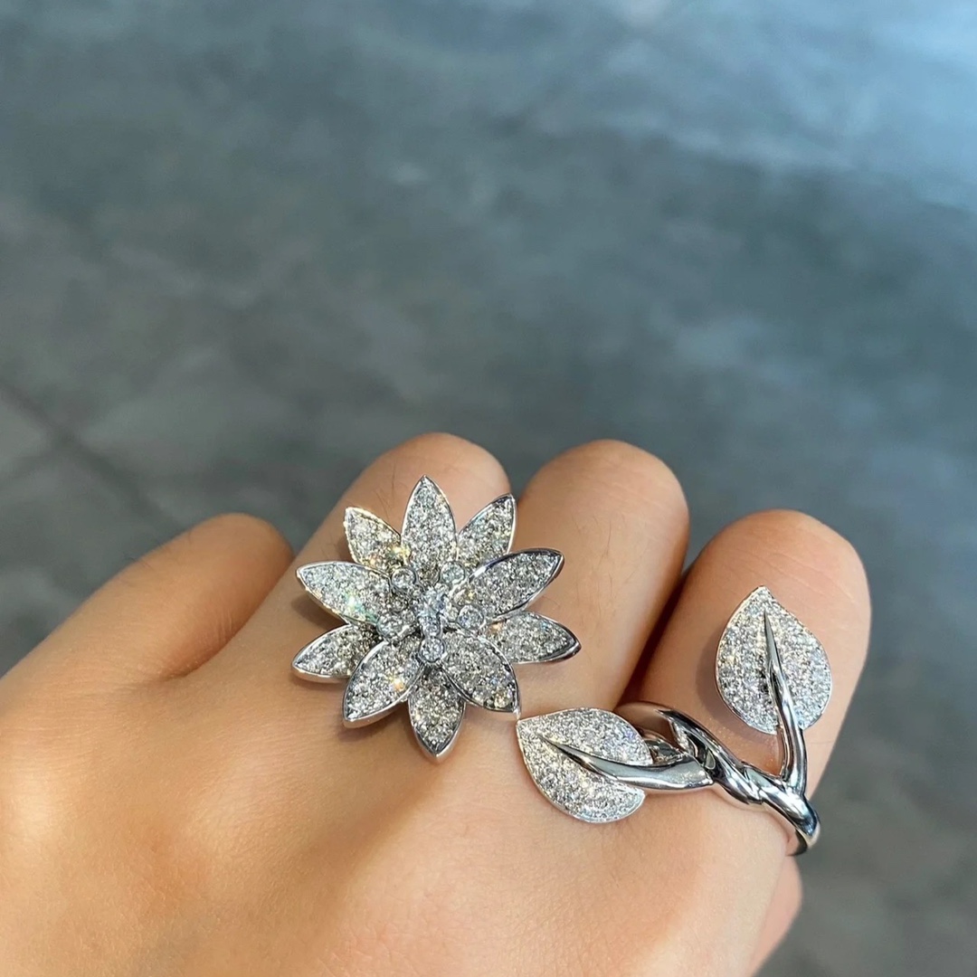 VCA Lotus Between the Finger Ring - Original Replica Club