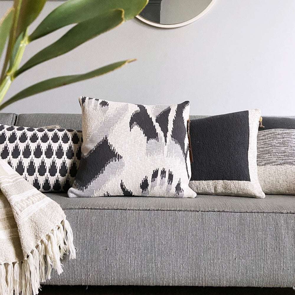 Malagoon Ikat Sierkussen 50 x 50 cm - Antraciet