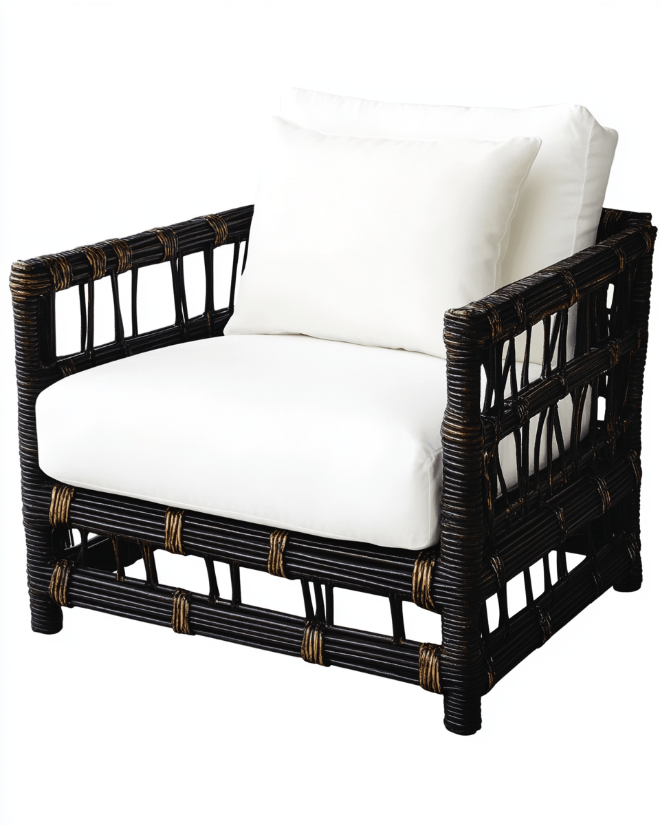 Sillón de exterior de ratán sintético con cojines – estructura negra con detalles naturales – cojines blancos – estilo moderno para jardín o terraza