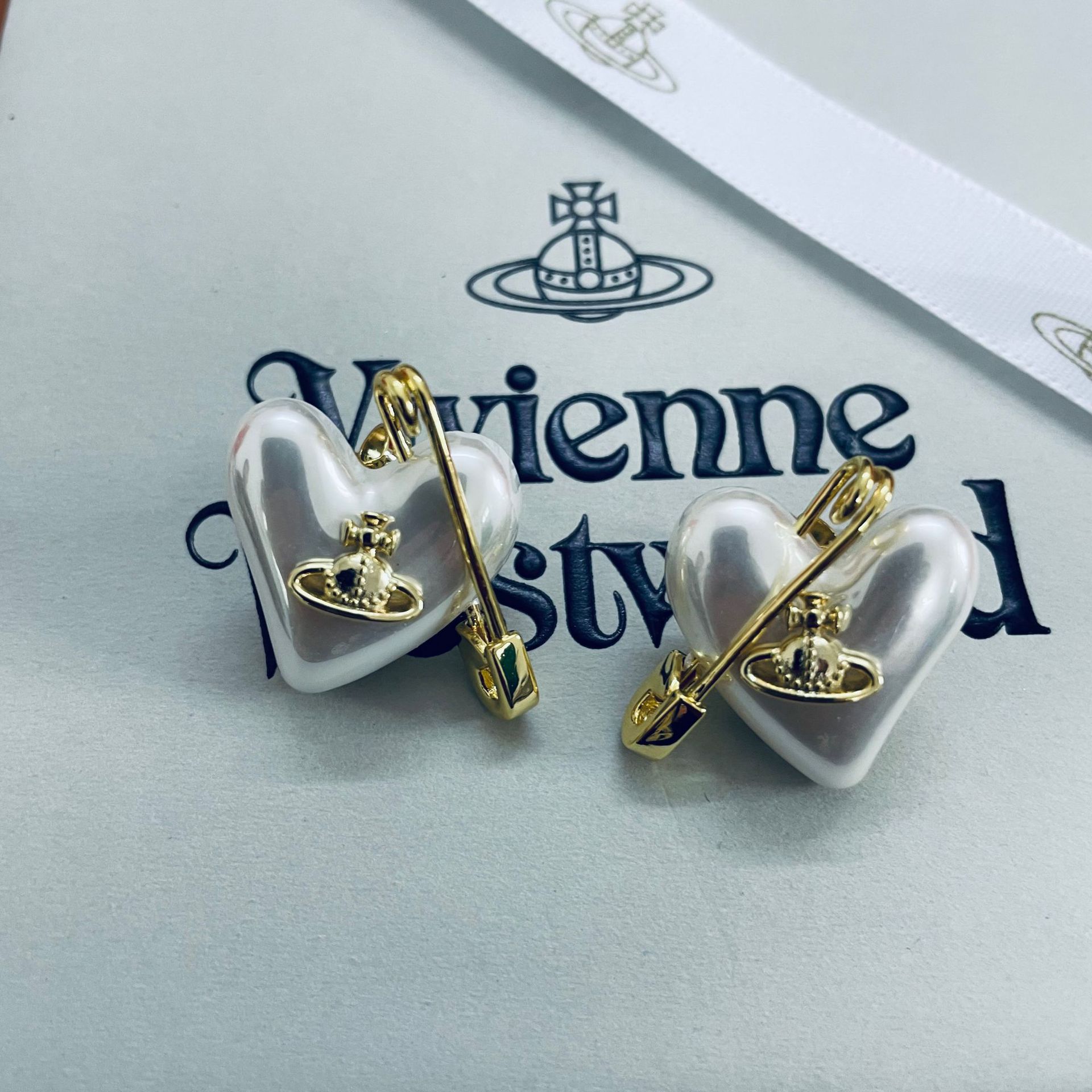 Vivienne Westwood Heart Paperclip Saturn Stud Earrings - Original Replica Club