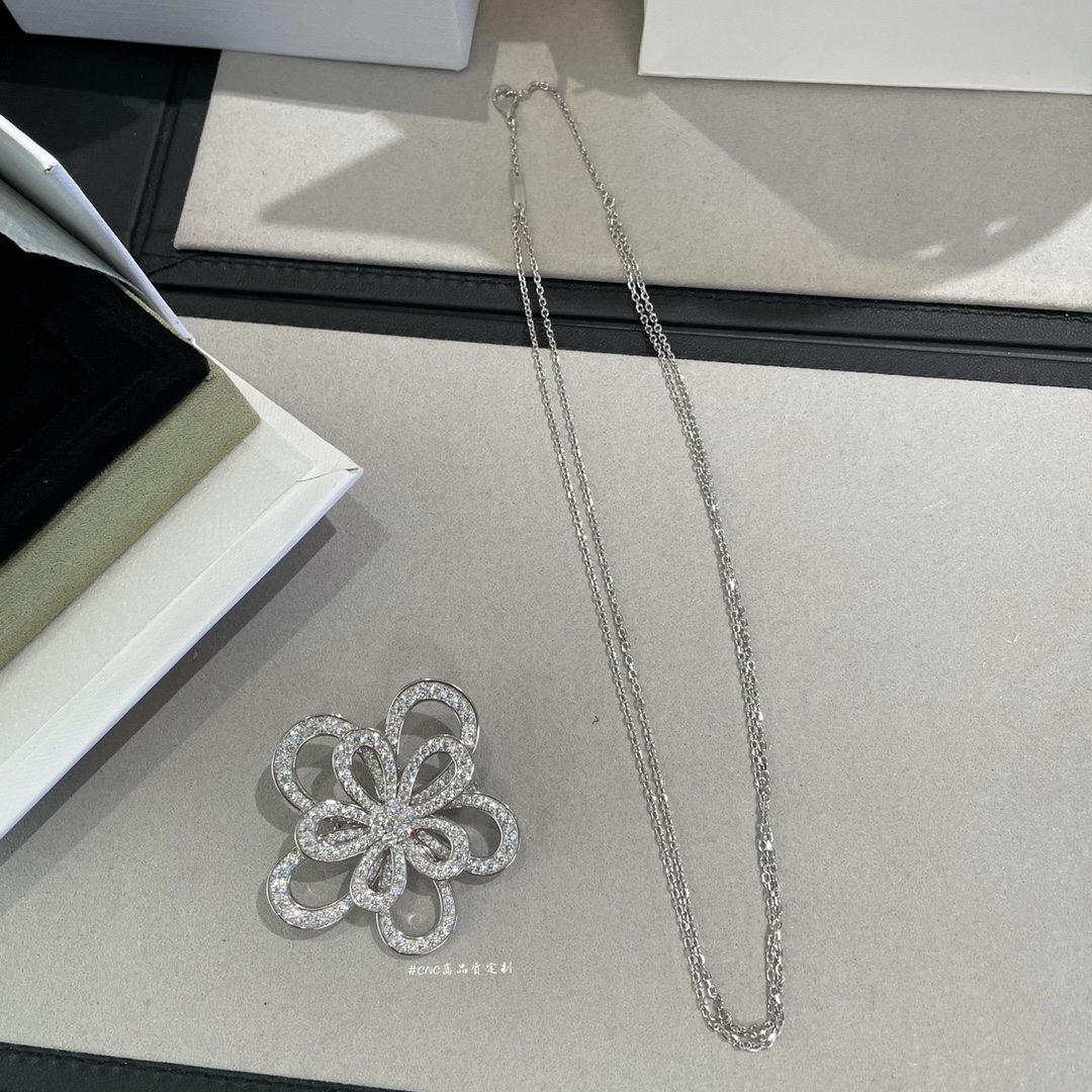VCA Hollow Flower Detachable Pendant Necklace & Brooch 2-in-1 - Original Replica Club