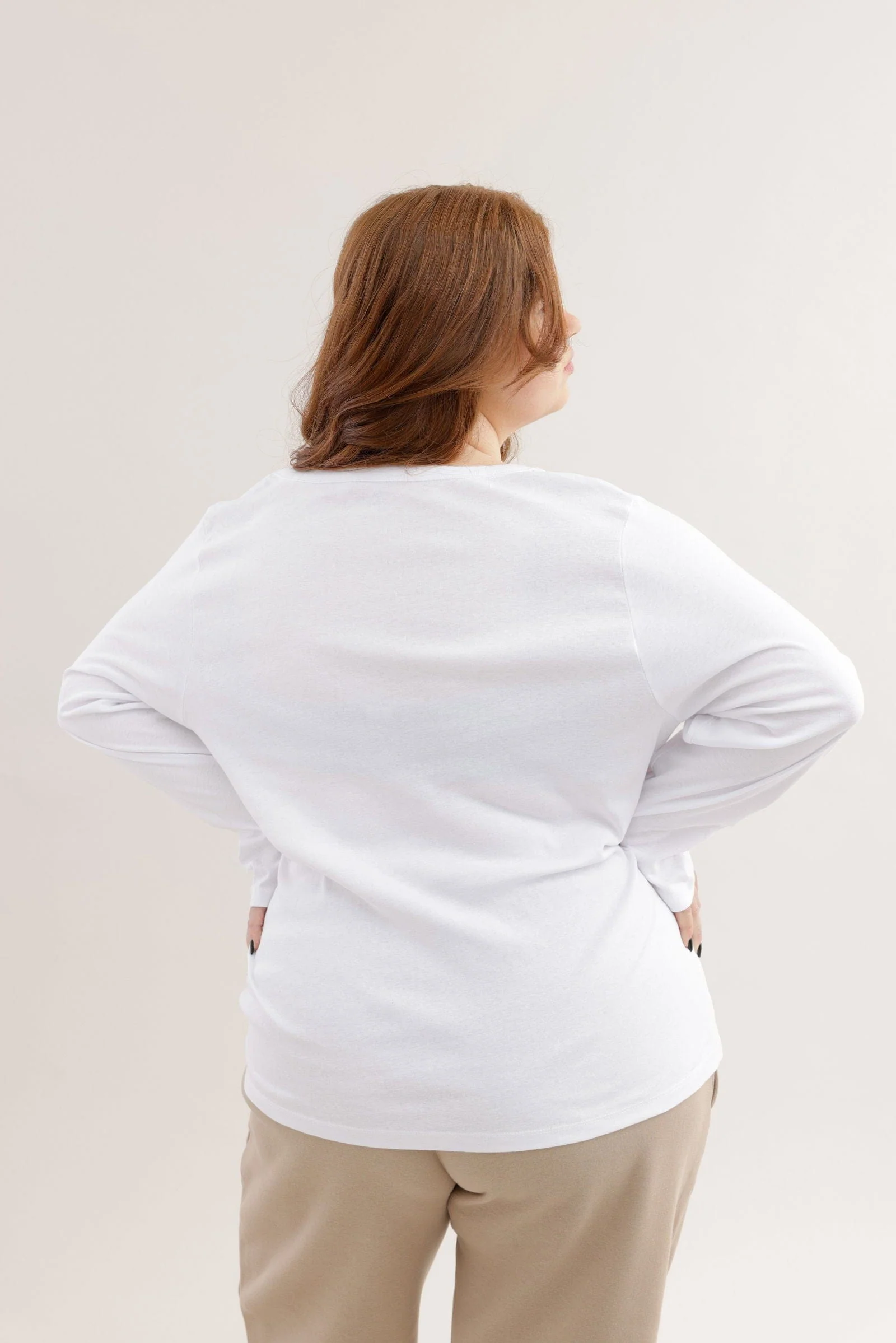 חולצת בייסיק צווארון V עמוק | PLUS SIZE