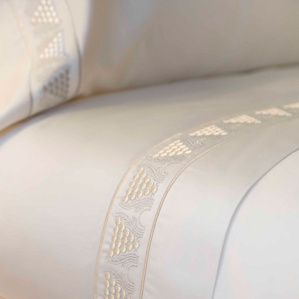 DRAP BRODÉ RAISINS - COTON IVOIRE, BRODÉ, MATELAS 180 X 200 CM