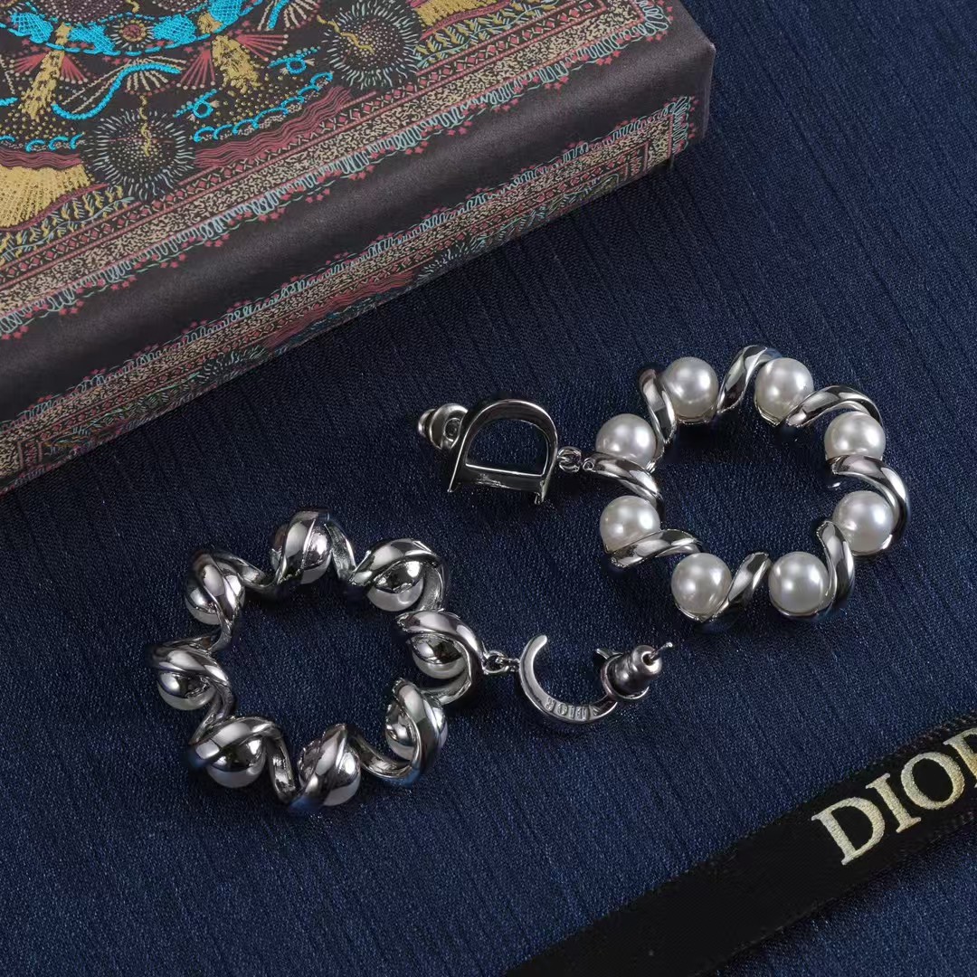 Dior Asymmetric CD Twisted Pearl Earrings - Original Replica Club