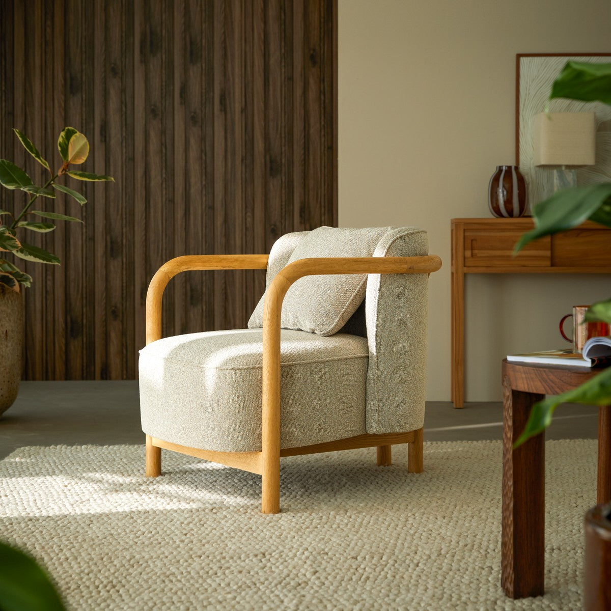 Tikamoon - Fauteuil in massief eikenhout en grijze stof Lya