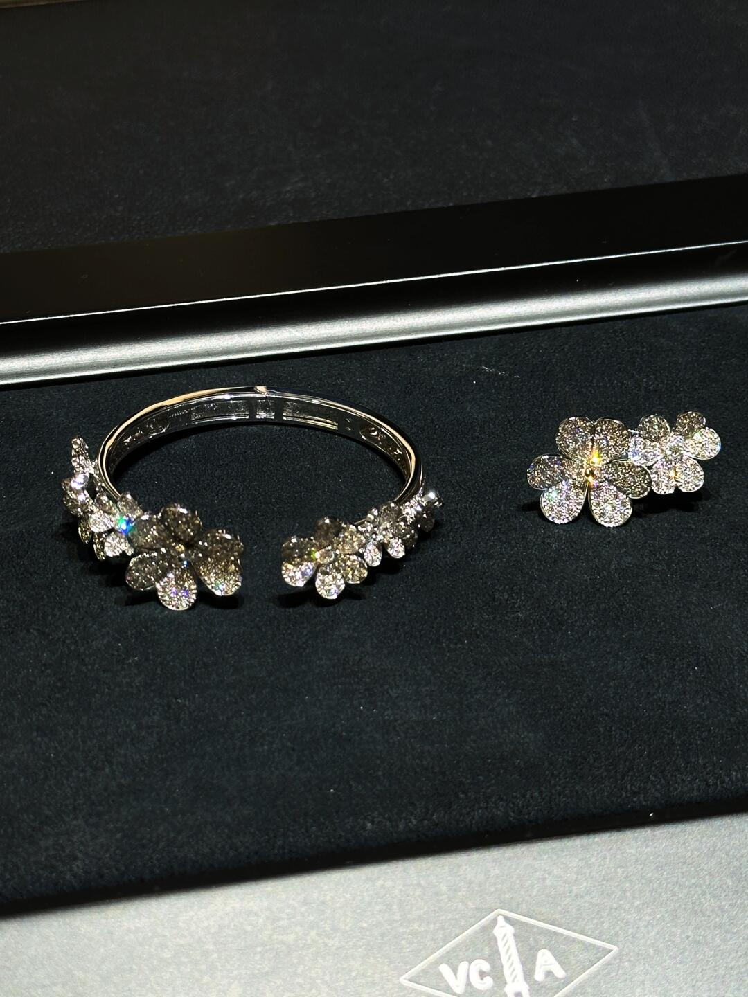 VCA Full Diamond Frivole 7 Flowers Bangle Bracelet - Original Replica Club