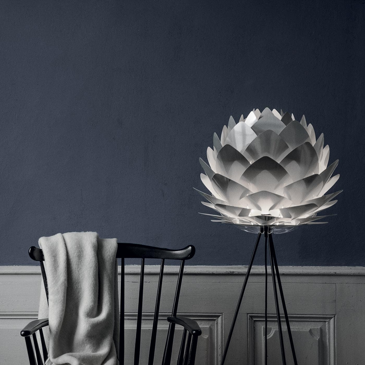 Umage Silvia Medium vloerlamp brushed steel - met tripod zwart - Ø 50