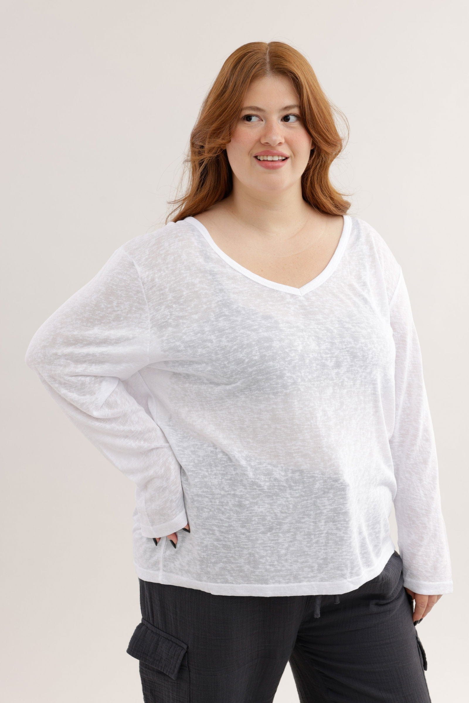 חולצת בייסיק צווארון PLUS SIZE | V