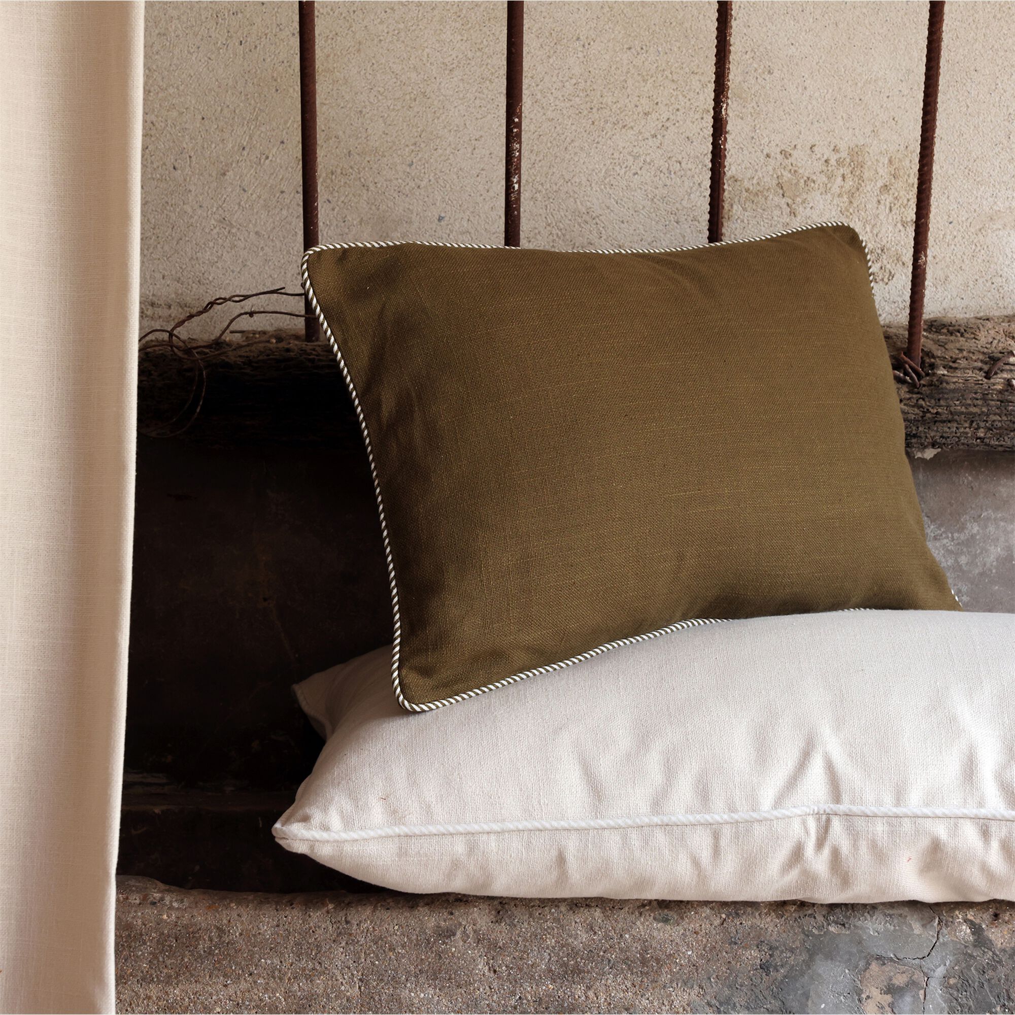ARLES - Coussin à passepoil bicolore en coton 30x50cm - vert mousse